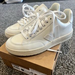 Veja v-12 Extra White sneakers NWT size 37 (US 6)